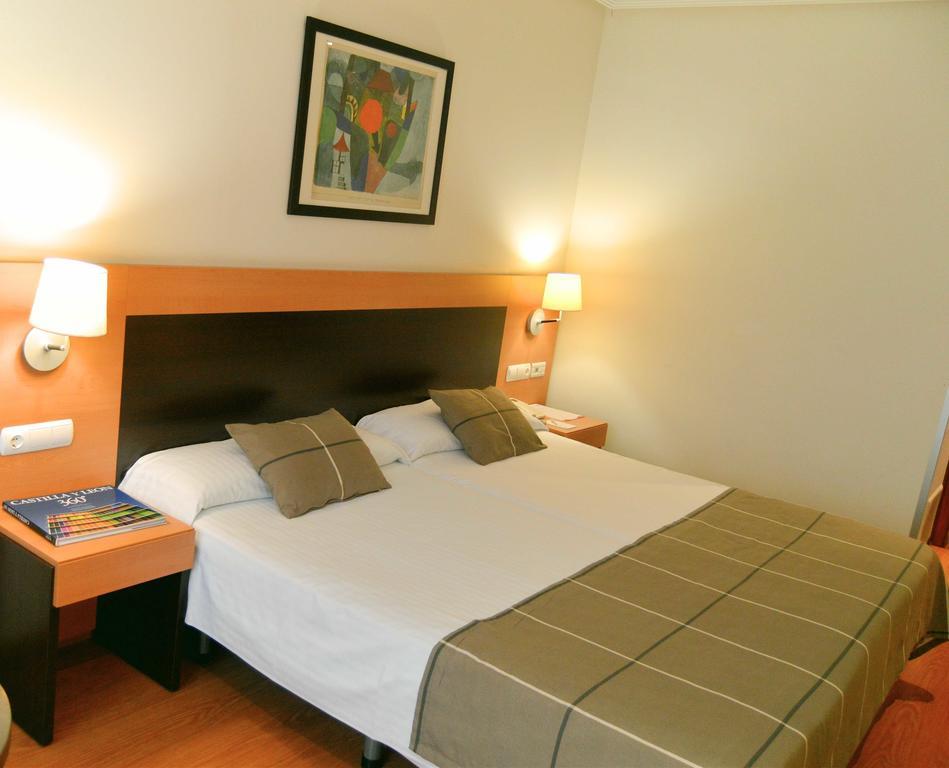 Fc Infantas De Leon Hotel Luaran gambar